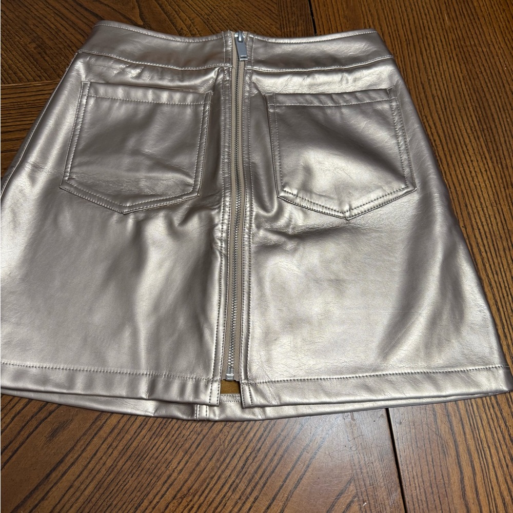 TINSELTOWN GOLD ZIP FRONT SKIRT. NWT.SIZE XS.